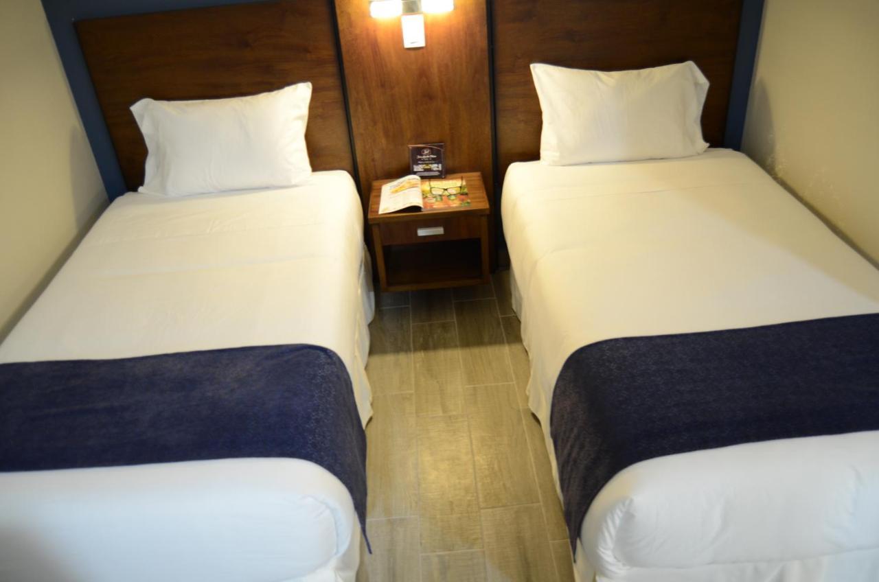 Hotel San Agustin Plaza Latacunga Bagian luar foto